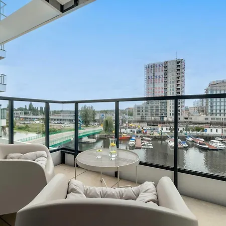 Stylish With River Views And Garage In By Renters Appartement *
