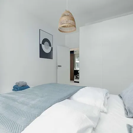 Stylish With River Views And Garage In By Renters Appartement *